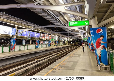 BANGKOK, THAILAND, JANUARY 12, 2015: Passengers waiting for the Bangkok Mass Transit System (BTS) public skytrain at the Thong Lor station , Bangkok, Thailand