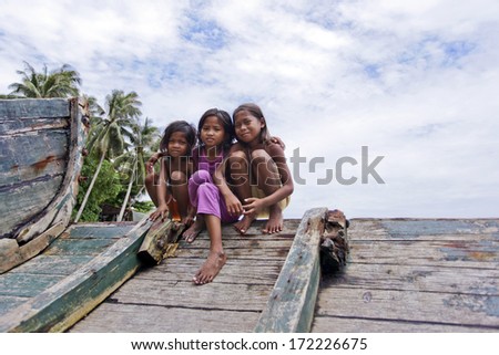 MABUL ISLAND, MALAYSIA-SEPTEMBER 23rd : Unidentified Sea Bajau childrens on the raft on SEPTEMBER 23rd 2013 in Sabah,Malaysia.The Sea Bajau children here do not attend school due to lack of resources.