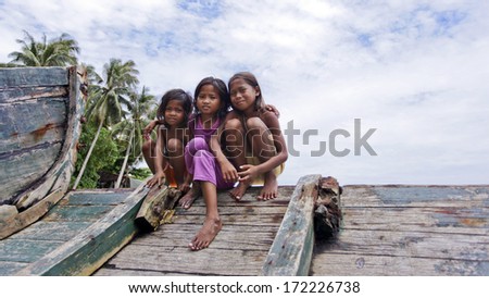MABUL ISLAND, MALAYSIA-SEPTEMBER 23rd : Unidentified Sea Bajau childrens on the raft on SEPTEMBER 23rd 2013 in Sabah,Malaysia.The Sea Bajau children here do not attend school due to lack of resources.