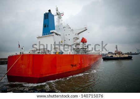 Tug boat making fast on a tanker ship