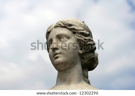 a photo of an Old woman head sculpture