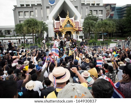 BANGKOK - NOVEMBER 27 : Unidentified anti government protesters at the government complex and the DSI Changwatthana on November 27, 2013 in Bangkok, Thailand.
