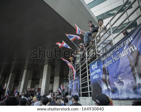 BANGKOK - NOVEMBER 27 : Unidentified anti government protesters at the government complex Changwatthana on November 27, 2013 in Bangkok, Thailand.