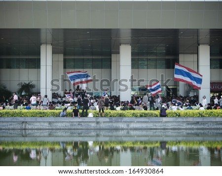 BANGKOK - NOVEMBER 27 : Unidentified anti government protesters at the government complex Changwatthana on November 27, 2013 in Bangkok, Thailand.