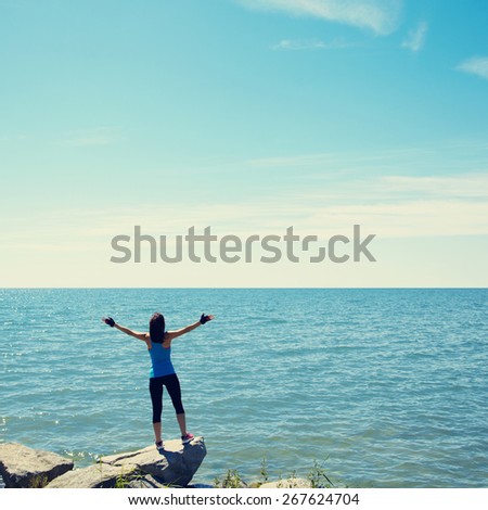 athletic woman on the background of the sea. freedom and a healthy lifestyle. harmonious person outdoors. the nature and vastness of the ocean. freedom