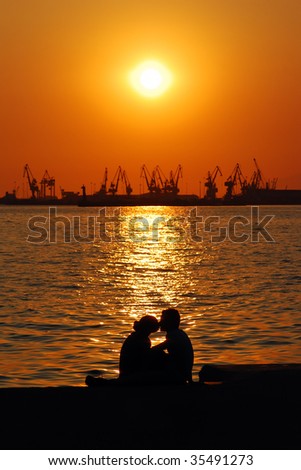 silhouette of a couple in love, on a harbor