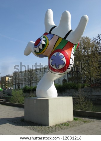 Nanas Hannover - German, are sculptures of French artist Niki de Saint Phalle, with the imagery of Pop Art sensual, colorfully decorated voluminous body with oversized female sex characteristics show
