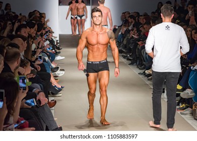 807 imágenes de Naked model runway Imágenes fotos y vectores de