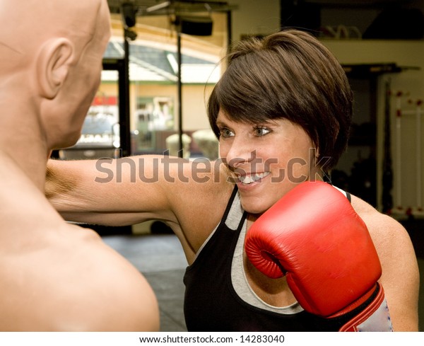 Photo De Stock Attractive Mature Woman Practicing Boxing Dummy 14283040