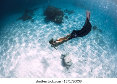 Woman Freediver Fins Swim Over Sandy Foto De Stock 1347809795