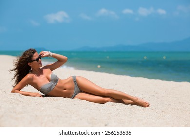 Attractive Woman Lying On Beach Foto Stok Shutterstock