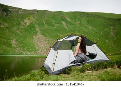 Photo De Stock Side View Attractive Naked Woman Hiker