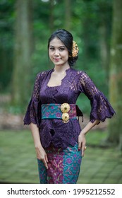 Baliindonesiasunday Women Wearing Kebaya Look Very Stock Photo