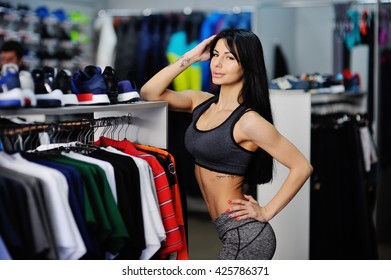 Девушка снимает спортивную одежду