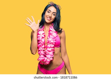 Beautiful Hispanic Woman Wearing Bikini Hawaiian Foto Stok