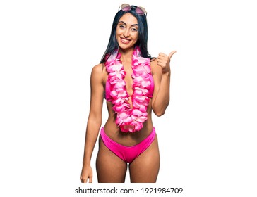 Beautiful Hispanic Woman Wearing Bikini Hawaiian Foto Stok