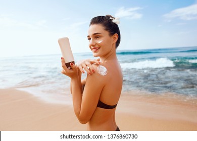 Beautiful Woman Bikini Applying Sun Cream库存照片1420170137 Shutterstock