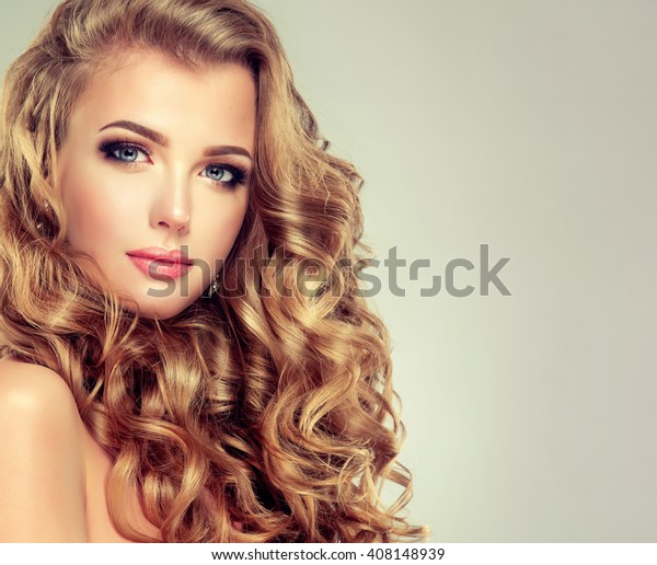 Chica Rubia Con El Pelo Largo Y Ondulado Hermosa Modelo Con Peinado Rizado