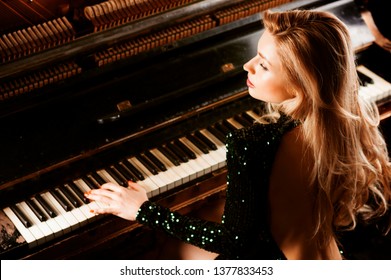 Naked Girl Piano Images Photos Et Images Vectorielles De Stock