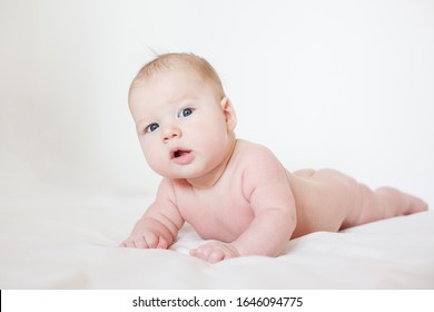 Lindo Beb Desnudo Yace En Su Foto De Stock Shutterstock