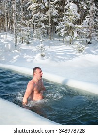 Naked Man Enjoying Snow Outdoor After Stockfoto Jetzt Bearbeiten