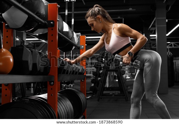 Une Femme En Forme Faisant De Photo De Stock Modifiable