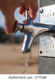 Mans Hand Closes Leakage Water Faucet Foto Stock 252822190 Shutterstock