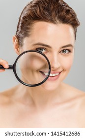 Happy Naked Woman Holding Magnifying Glass Foto Stock