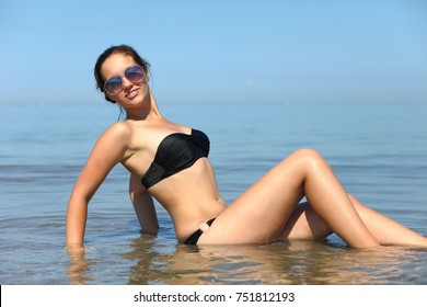 Hot Woman Sunshine Bikini On Beach Foto Stok Shutterstock