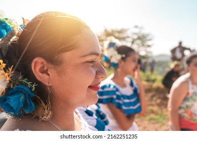 Bailarina Adolescente Latina Vestida Con Trajes Foto De Stock