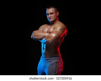 Male Bodybuilder Athlete Naked Torso Posing Foto Stock 527205916