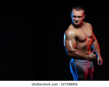 Male Bodybuilder Athlete Naked Torso Posing Foto Stock 527205916