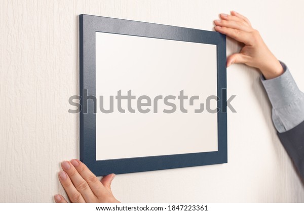 Mockup Diploma Woman Hanging Photo Frame Foto Stock