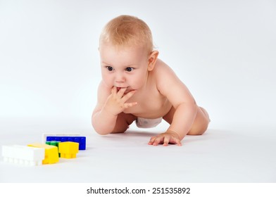 Naked Baby Crawls On All Fours Stockfoto Shutterstock