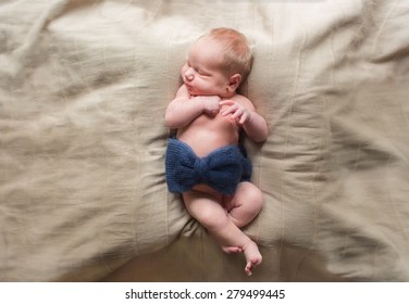 Naked Newborn Baby Sleeps Stock Photo Edit Now Shutterstock