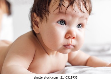 Retrato De Un Beb Desnudo Tendido Foto De Stock Shutterstock