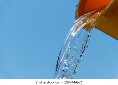 Pouring Water Plastic Bucket Foto De Stock Shutterstock