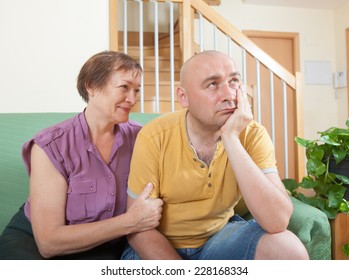 Quarrel Between Elderly Mother Adult Son Foto De Stock 228168334