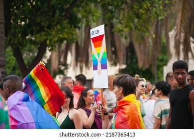 Gente Real Caminando Con Banderas De Foto De Stock