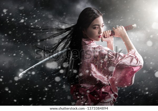 Samurai Kimono Holding Katana Sword Looking Foto Stock 1373384894