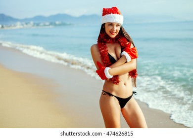 Sexy Girl Santa Bikini On Beach Foto De Stock Shutterstock