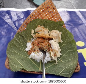 Sego Pecel Pincuk Godong Jati Ones Stock Photo 1895005600 Shutterstock