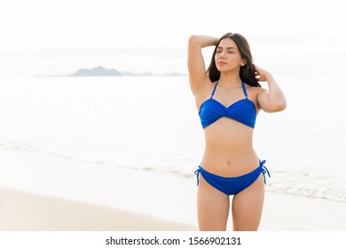 Sexy Asian Woman Wearing Striped Bikini Foto Stok 190667678 Shutterstock