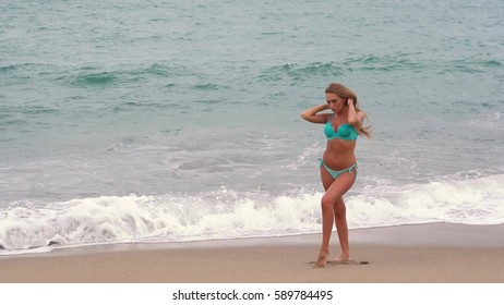 Sexy Bikini Model Posing On Beach Foto Stock Shutterstock