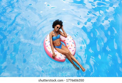 Mujer Negra Sexy En Bikini Disfrutando Foto De Stock 1776606350