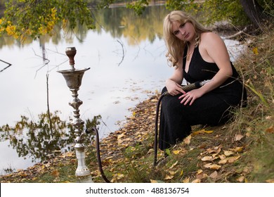 Sexy Blonde Big Breasts Smokes Hookah Foto Stok 488136754 Shutterstock