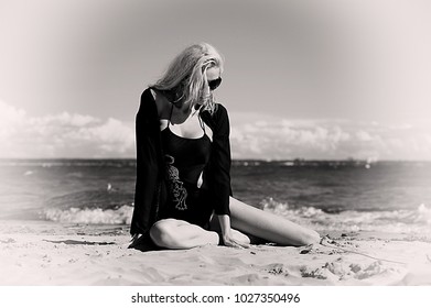 Sexy Blonde Woman Wet Tshirt On Foto De Stock Shutterstock