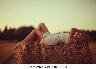 1 961 Cowgirl Hay Sexy Images Stock Photos Vectors Shutterstock