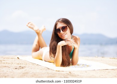 Sexy Girl Sunglasses Sunbathing On Beach Foto Stok Shutterstock