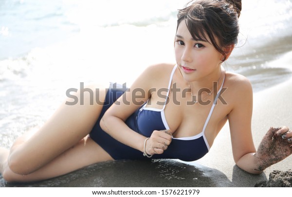 Sexy Lady Mini Bikini Big Boobsjapanese Foto Stock 1576221979